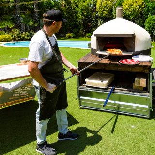 ✋ Aspetta, ma lo sai che puoi fare una festa pazzesca a casa tua… con il forno e il pizzaiolo direttamente in giardino?
Non stiamo parlando di pizza d’asporto. Parliamo di un vero show dal vivo, l’impasto che gira, il profumo che si sente in tutta la via e gli amici che dicono:
“Ma che idea geniale è questa?” 🍕🔥
✅ Feste per bambini, addii al celibato/nubilato, eventi aziendali e compleanni. 🎉
📍Prenota la tua festa!
📞 081 1953 3039 / 📲 +39 333 308 8474
➖➖➖➖➖➖➖➖➖➖
#PizzaPartyTime  #AtuttoRuotoPizzeria #PizzaPerTutti #Pizzafesta