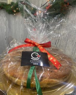 Primo regalino di Natale pronto!!! 
Sei ancora in tempo per prenotare il tuo: 
PIZZA DI SCAROLE CON OLIVE  NERE, SALSICCIA (RIGOROSAMENTE di @iltempiodellecarni 😋) e NOCI🔥