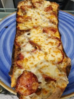 BRUSCHETTONE DI PIZZA
VIENI  AD ASSAGGIARE IL NUOVO GUSTO,FUNGHI PORCINI SALAME PICCANTE 🌶️ E MOZZARELLA 
PIZZERIA A TUTTO RUOTO 
VIA ROMA 44 POGGIOMARINO