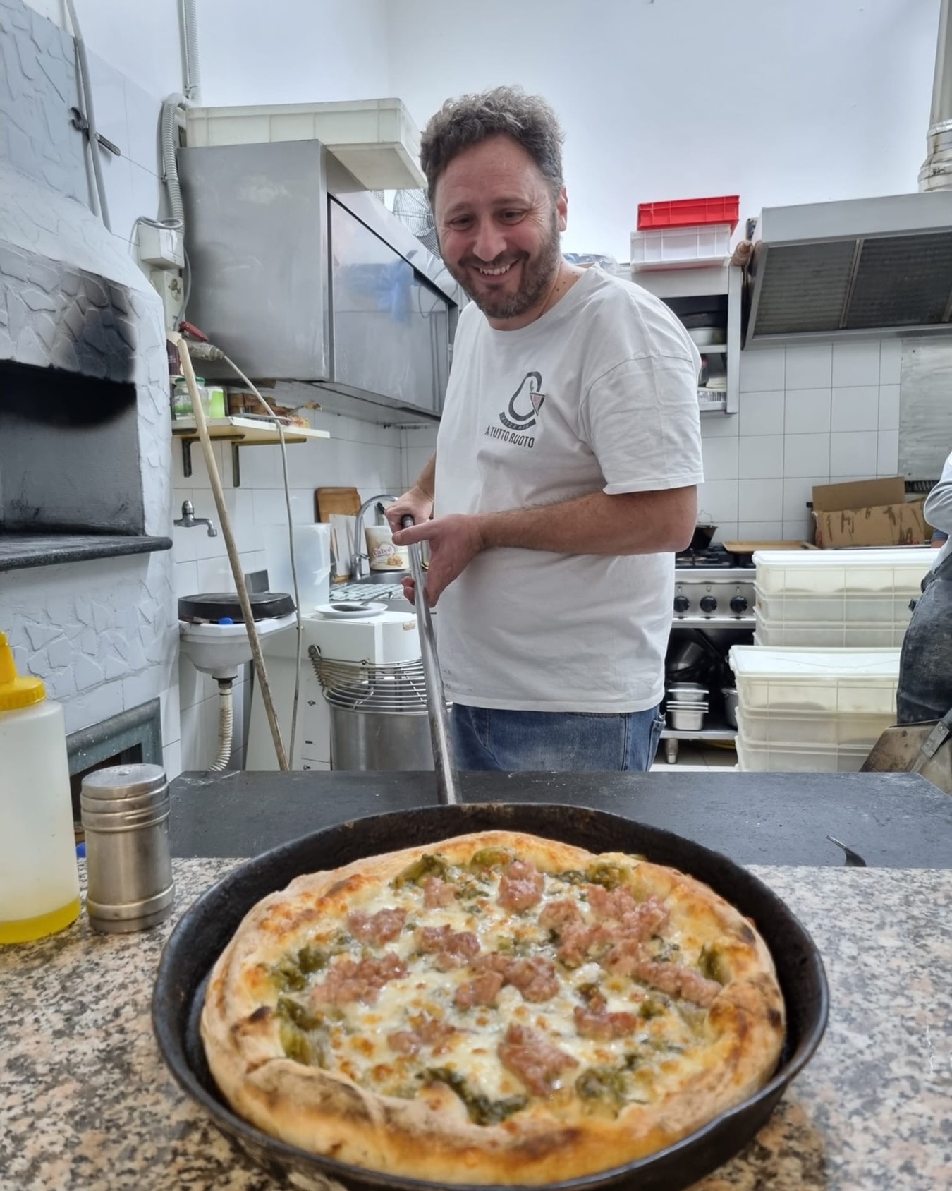 LA VERA PIZZA NEL RUOTO,

COTTA NEL FORNO A LEGNA.

🍕PIZZERIA A TUTTO RUOTO 
📍VIA ROMA 44 POGGIOMARINO