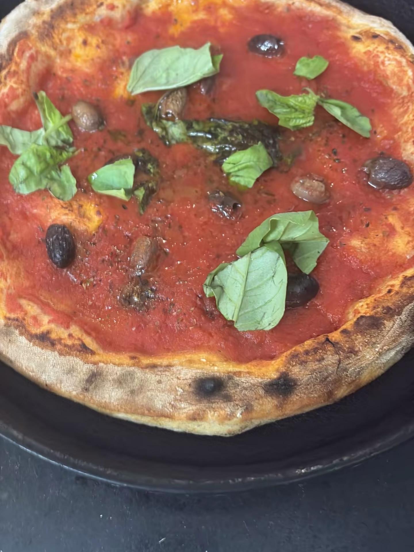 PIZZA COTTA NEL RUOTO CON POMODORO,
AGLIO E OLIO,BASILICO,OLIVE NERE
 E TANTO TANTO AMORE 
🍕PIZZERIA A TUTTO RUOTO 
📍VIA ROMA 44 POGGIOMARINO